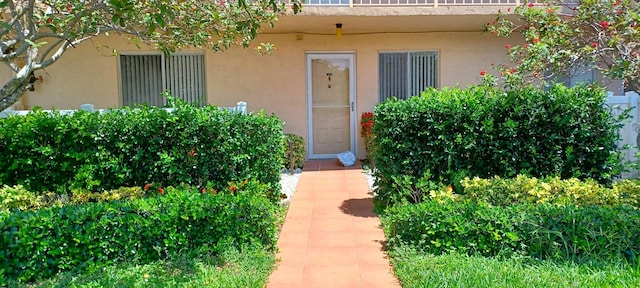 6865 Huntington Ln Unit 107, Delray Beach, FL 33446 - doorway to property featuring stucco siding