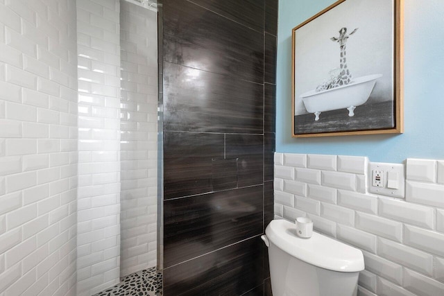 164 Bryn Mawr Dr, Lake Worth Beach, FL 33460 - bathroom with tiled shower and tile walls