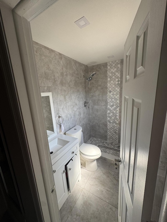 305 E 6th St, Lehigh Acres, FL 33972 - full bathroom with toilet, tiled shower, and vanity