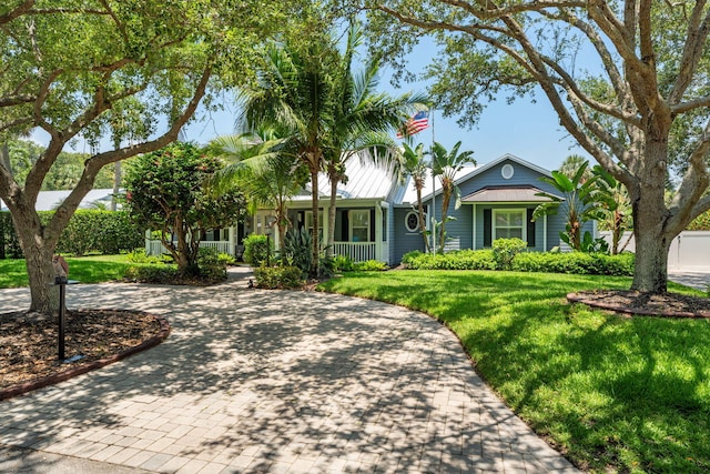 10 Copaire Rd, Sewalls Point, FL 34996 - ranch-style home featuring curved driveway, a front yard, and a porch