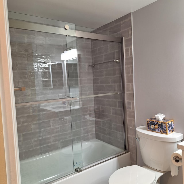 10231 N Circle Lake Dr Unit 101, Boynton Beach, FL 33437 - bathroom with toilet and bath / shower combo with glass door