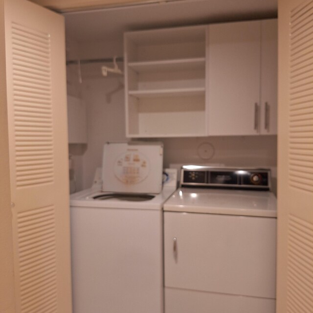 10231 N Circle Lake Dr Unit 101, Boynton Beach, FL 33437 - laundry area featuring independent washer and dryer and cabinet space