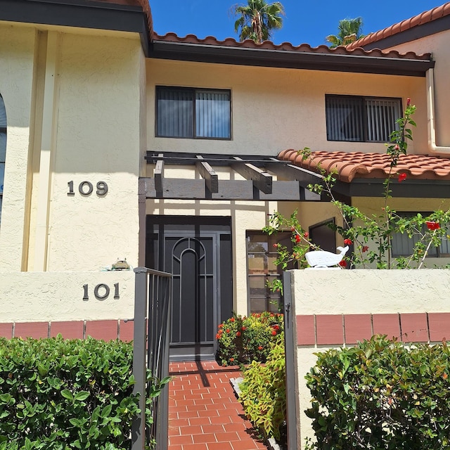 10231 N Circle Lake Dr Unit 101, Boynton Beach, FL 33437 - entrance to property featuring a tile roof and stucco siding
