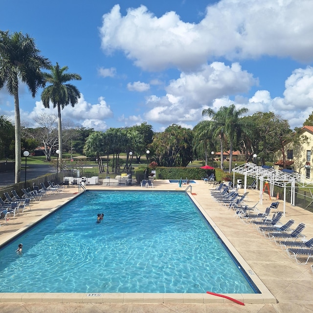 10231 N Circle Lake Dr Unit 101, Boynton Beach, FL 33437 - community pool with a patio