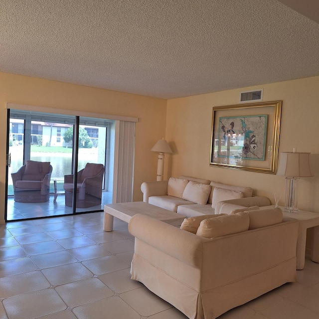 10231 N Circle Lake Dr Unit 101, Boynton Beach, FL 33437 - living area featuring a textured ceiling