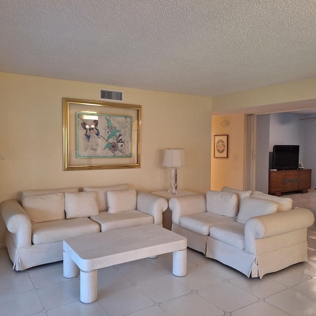 10231 N Circle Lake Dr Unit 101, Boynton Beach, FL 33437 - living room featuring a textured ceiling