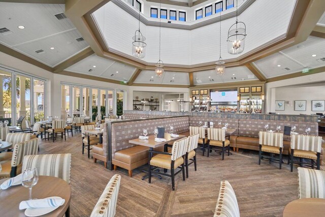 400 Northlake Ct Unit 201, North Palm Beach, FL 33408 - dining area featuring a towering ceiling and recessed lighting
