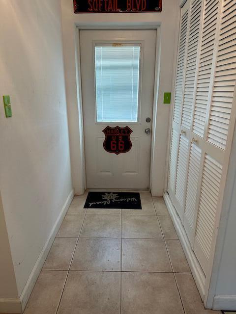 400 Northlake Ct Unit 201, North Palm Beach, FL 33408 - entryway featuring light tile patterned floors and baseboards