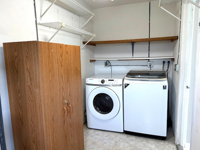 5725 Fernley Dr E Unit 71, West Palm Beach, FL 33415 - laundry room with washer and clothes dryer