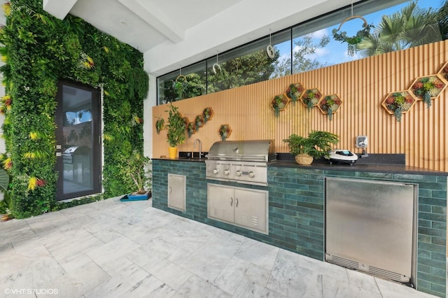 8533 N Native Dancer Rd, Palm Beach Gardens, FL 33418 - view of patio / terrace with a sink