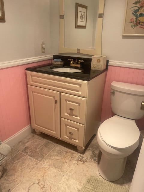 577 Mansfield N N Unit 577, Boca Raton, FL 33434 - bathroom with wainscoting, vanity, and toilet