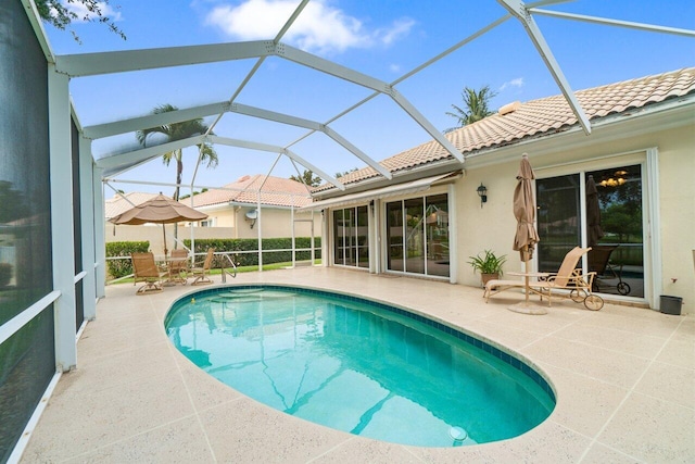 843 Niemen Dr, Palm Beach Gardens, FL 33410 - swimming pool with a patio area and glass enclosure