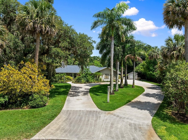 4904 River Pl, Fort Pierce, FL 34982 - surrounding community featuring a lawn and curved driveway