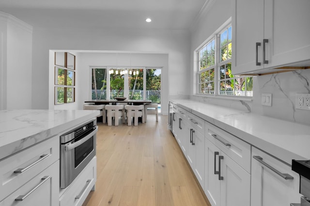 4689 Hammock Cir, Delray Beach, FL 33445 - kitchen featuring a chandelier, crown molding, light wood-style flooring, recessed lighting, and backsplash