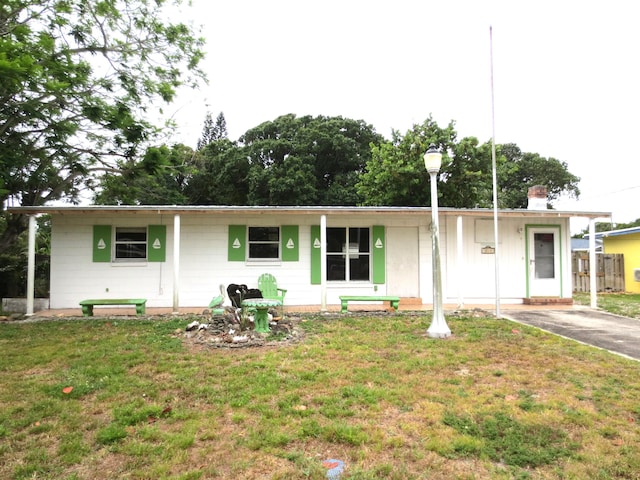 213 Osceola Ave, Fort Pierce, FL 34982 - ranch-style home with a front lawn