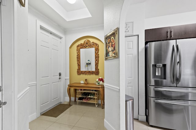 899 Pipers Cay Dr, West Palm Beach, FL 33415 - foyer with light tile patterned floors, a skylight, arched walkways, baseboards, and a tray ceiling