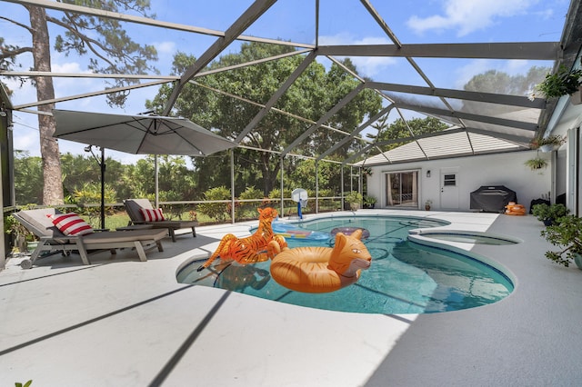 756 SW Pelican Cv, Port Saint Lucie, FL 34986 - view of swimming pool with a patio area, a pool with connected hot tub, and a lanai