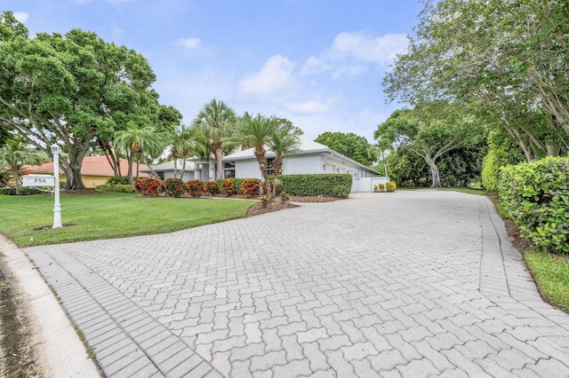 756 SW Pelican Cv, Port Saint Lucie, FL 34986 - ranch-style house with a front yard, stucco siding, and decorative driveway