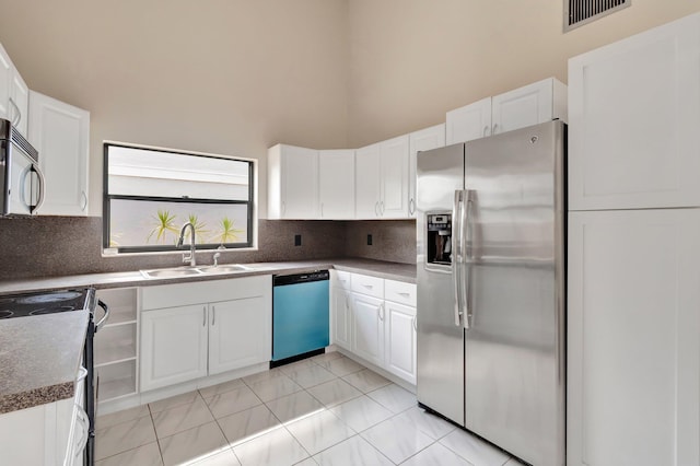 82 Baytree Cir, Boynton Beach, FL 33436 - kitchen with stainless steel refrigerator with ice dispenser, dishwashing machine, a sink, black / electric stove, and decorative backsplash