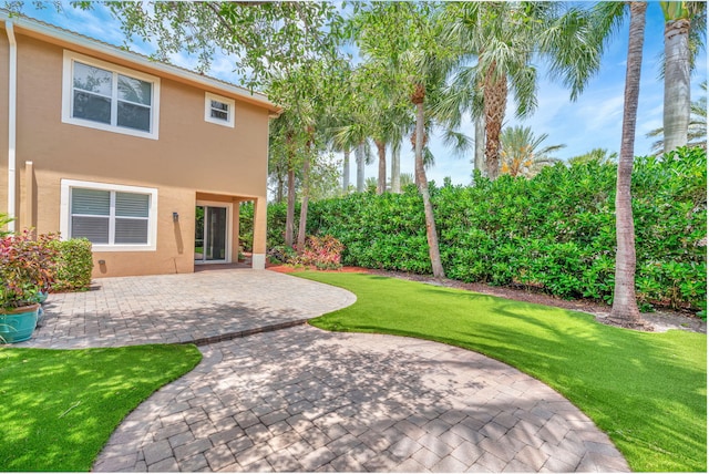 5030 Dulce Ct, Palm Beach Gardens, FL 33418 - view of grassy yard with a patio area
