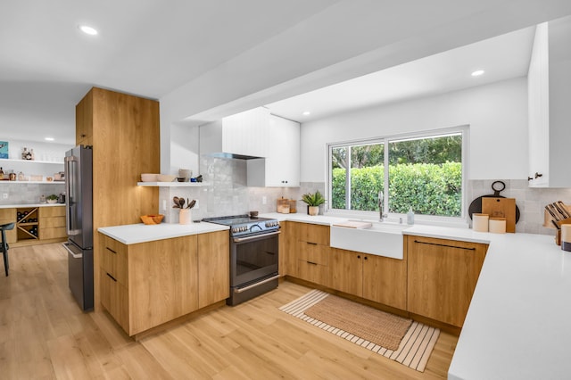 354 Country Club Dr, Tequesta, FL 33469 - kitchen featuring modern cabinets, appliances with stainless steel finishes, tasteful backsplash, light wood-style floors, and recessed lighting