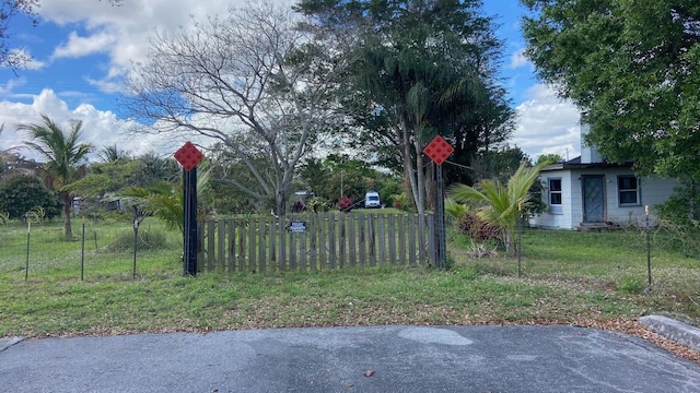 9500 Orange Ave, Fort Pierce, FL 34945 - view of yard