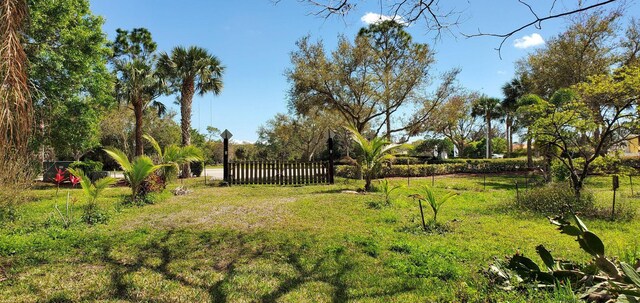 9500 Orange Ave, Fort Pierce, FL 34945 - view of yard
