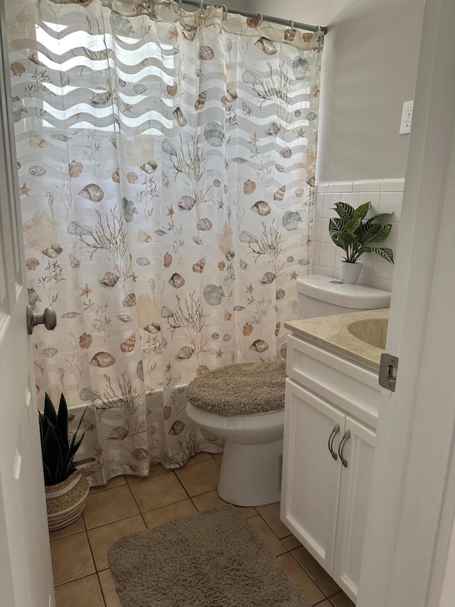 659 Snead Cir, West Palm Beach, FL 33413 - full bathroom featuring tile patterned flooring, vanity, toilet, curtained shower, and tile walls