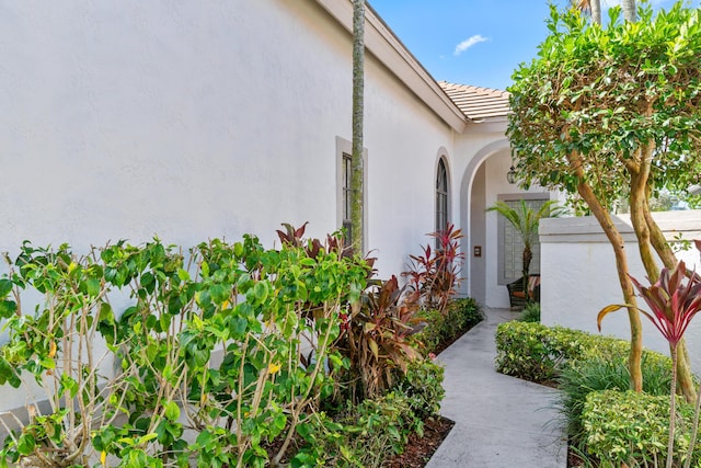10194 N Lexington Cir, Boynton Beach, FL 33436 - view of side of home featuring stucco siding and a tile roof
