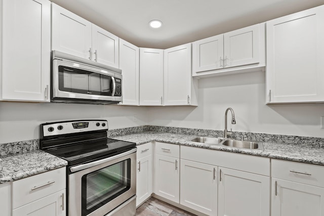 903 S 27th St, Fort Pierce, FL 34947 - kitchen with stainless steel appliances, a sink, white cabinetry, and recessed lighting