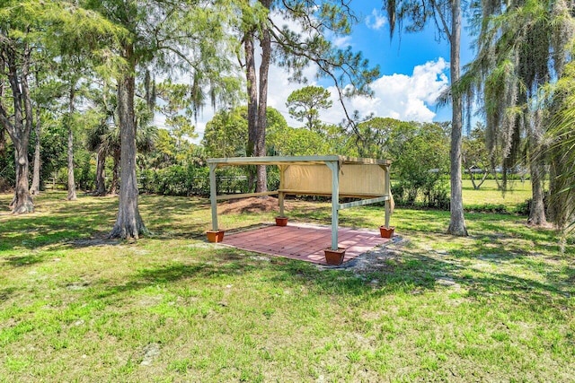 4971 N Kay St, Palm Beach Gardens, FL 33418 - view of grassy yard featuring a deck