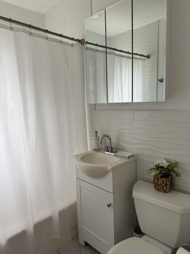 1413 S C Ter S, Lake Worth, FL 33460 - full bath featuring toilet, tasteful backsplash, vanity, and shower / bath combination with curtain