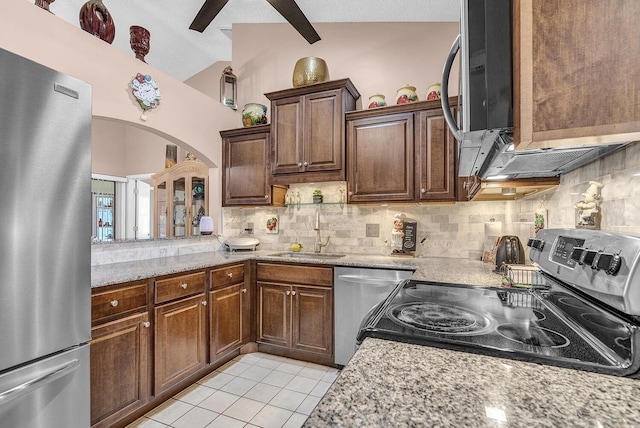 5830 Parkwalk Cir W, Boynton Beach, FL 33472 - kitchen featuring appliances with stainless steel finishes, a sink, tasteful backsplash, light tile patterned floors, and vaulted ceiling