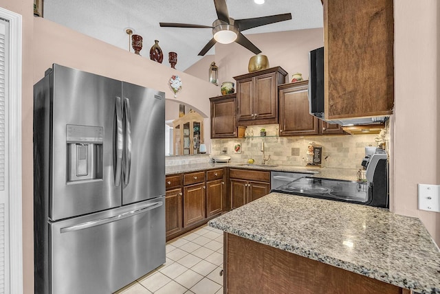 5830 Parkwalk Cir W, Boynton Beach, FL 33472 - kitchen featuring stainless steel appliances, a sink, ceiling fan, decorative backsplash, and vaulted ceiling