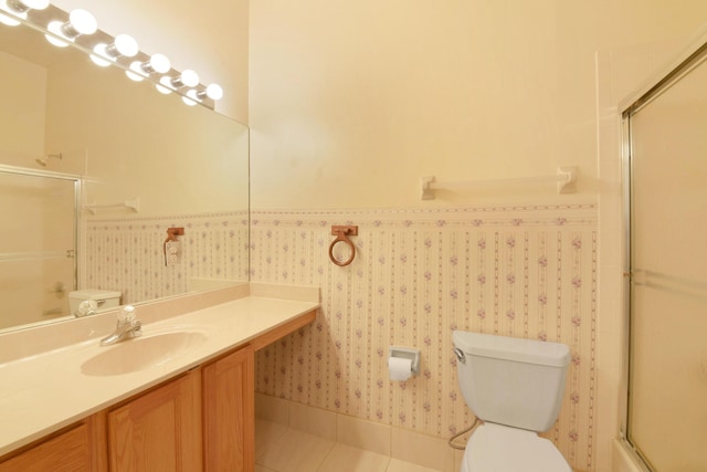 4560 Sherwood Forest Dr, Delray Beach, FL 33445 - bathroom with wainscoting, wallpapered walls, an enclosed shower, toilet, and vanity