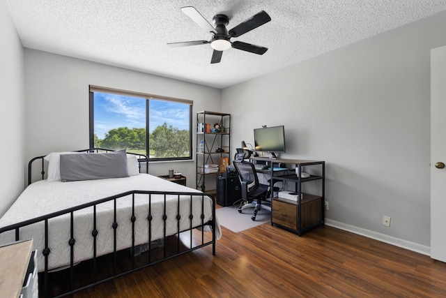 5625 Lakeview Mews Ct, Boynton Beach, FL 33437 - bedroom featuring wood finished floors, a desk, a textured ceiling, baseboards, and ceiling fan