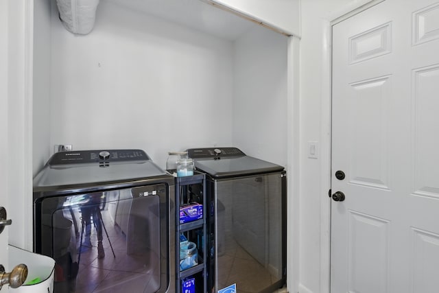 5625 Lakeview Mews Ct, Boynton Beach, FL 33437 - laundry area with washing machine and clothes dryer