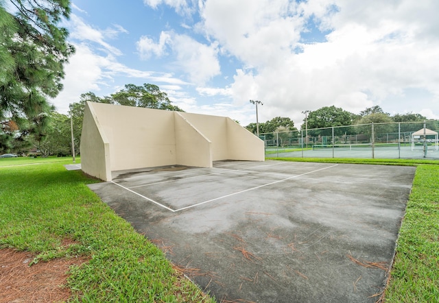 2513 25th Ln, Palm Beach Gardens, FL 33418 - surrounding community featuring a tennis court and a parking lot