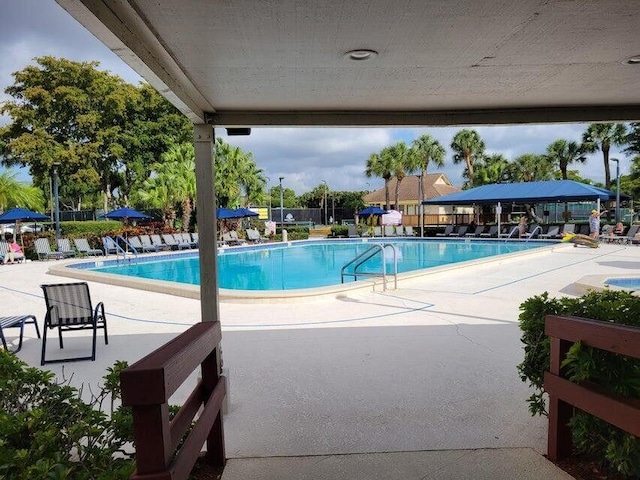 10112 Marwood Pl, Boynton Beach, FL 33437 - community pool with a patio