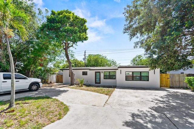 2949 NE 12th Ter, Pompano Beach, FL 33064 - view of front of home featuring stucco siding and curved driveway