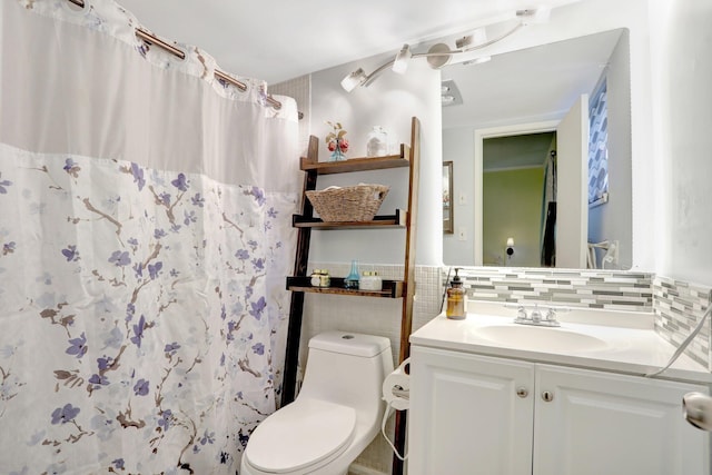 257 S Cypress Rd Unit 449, Pompano Beach, FL 33060 - bathroom featuring toilet, vanity, a shower with curtain, and tasteful backsplash
