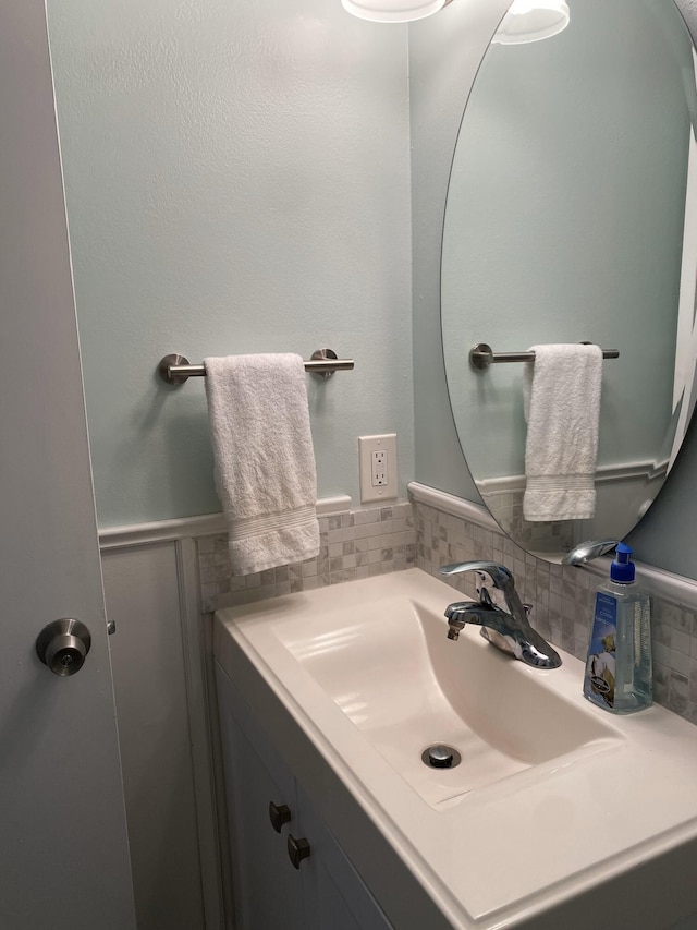 216 Dorchester J, West Palm Beach, FL 33417 - bathroom with a wainscoted wall, vanity, and backsplash