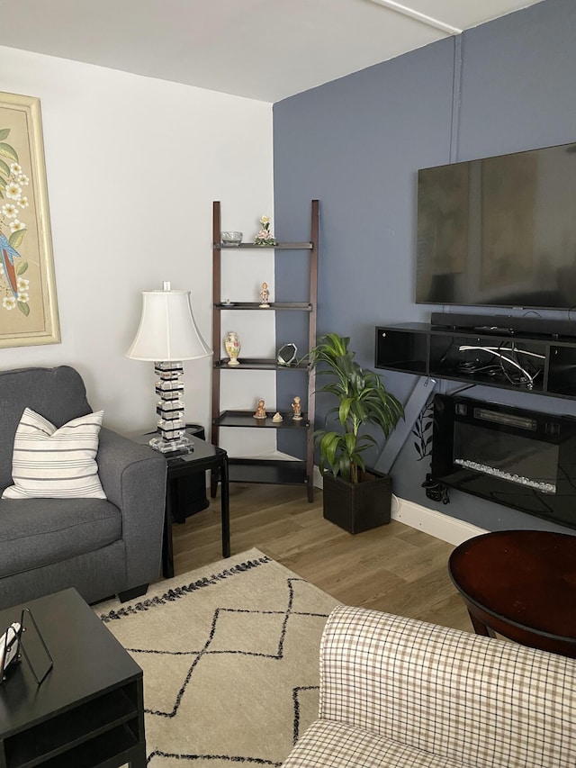 216 Dorchester J, West Palm Beach, FL 33417 - living area with wood finished floors