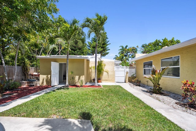 811 Hunter St, West Palm Beach, FL 33405 - view of yard featuring a gate