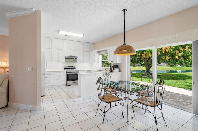 6321 Lansdowne Cir, Boynton Beach, FL 33472 - dining space with a water view, light tile patterned floors, and a textured ceiling