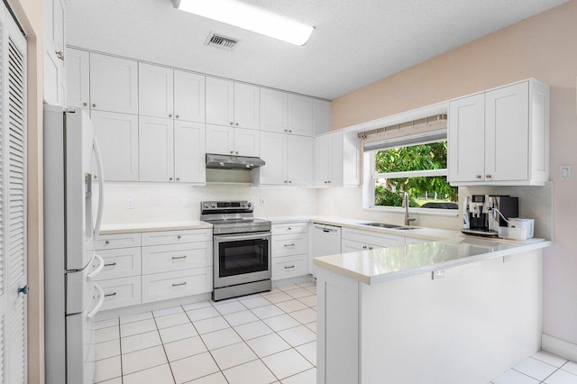 6321 Lansdowne Cir, Boynton Beach, FL 33472 - kitchen with white appliances, a sink, a peninsula, tasteful backsplash, and a textured ceiling