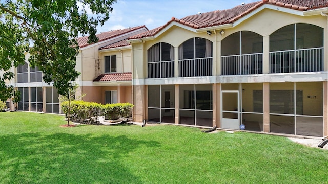 815 W Boynton Beach Blvd Unit 16-103, Boynton Beach, FL 33426 - back of property with a tile roof, stucco siding, a sunroom, and a lawn