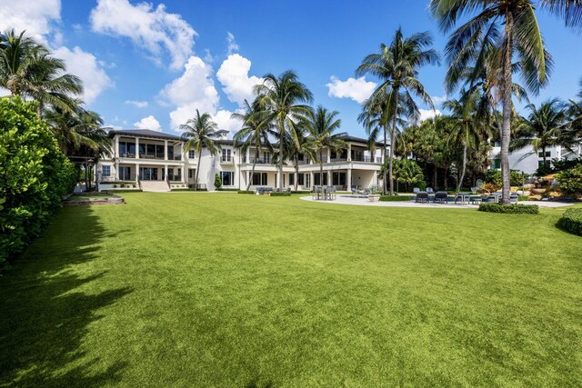 526 N Ocean Blvd, Delray Beach, FL 33483 - view of property's community featuring a yard and a patio area