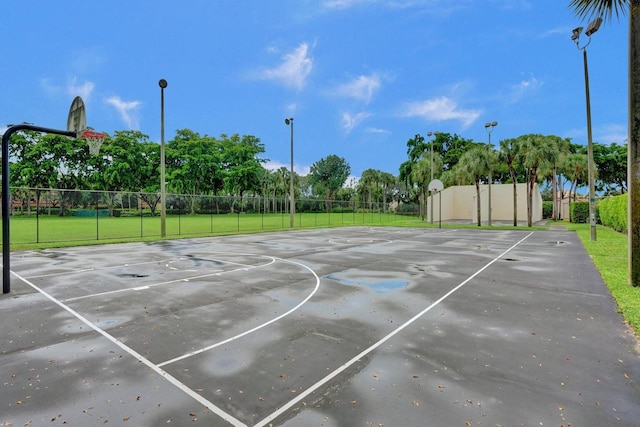 744 Buttonwood Ln Unit 411-D, Boynton Beach, FL 33436 - view of sport court with community basketball court and view of scattered trees