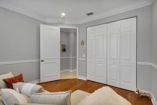 101 Sedona Way, Palm Beach Gardens, FL 33418 - living area featuring crown molding, baseboards, wood finished floors, and recessed lighting